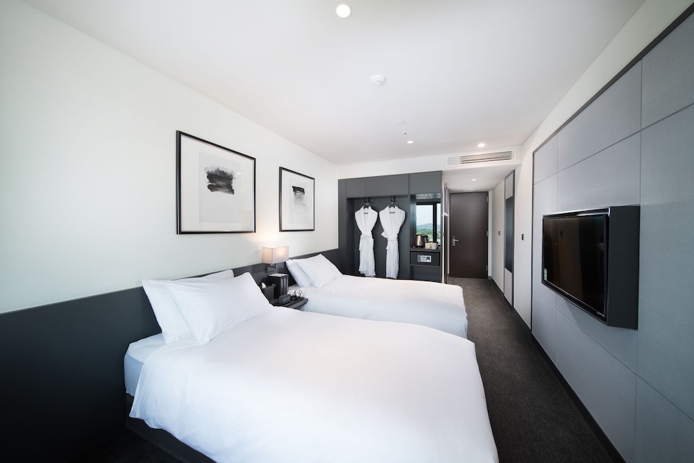 Premier Twin Room (Pool not included) photo 2