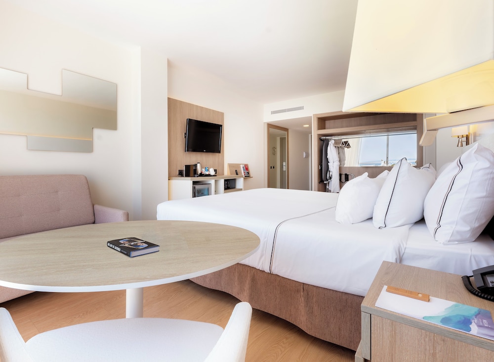 Premium Room, Sea View (2 Adults + 1 Child) - Photo 2