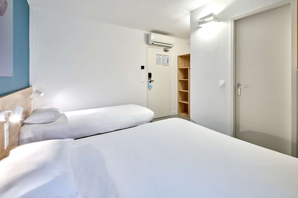 Standard Room, Multiple Beds - Photo 13
