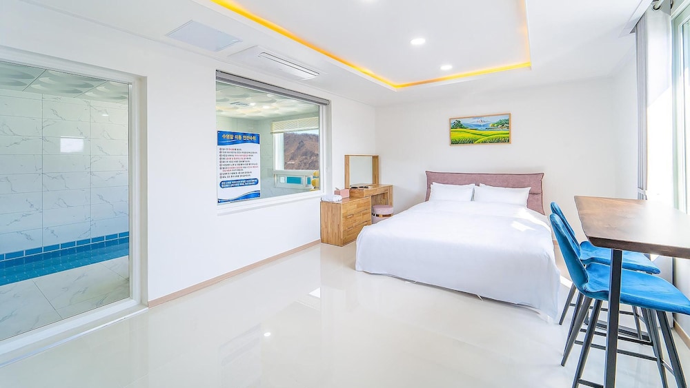Basic Room, 1 Bedroom (401 (River view/Poolvilla/Netflix)) - Photo 3