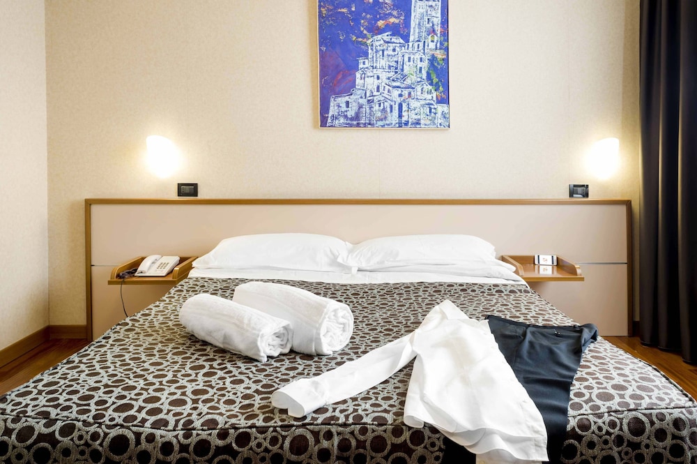 Standard Double Room Single Use - Photo 3