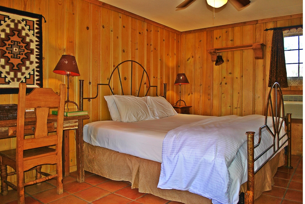 Classic Room, 1 Queen Bed photo 3