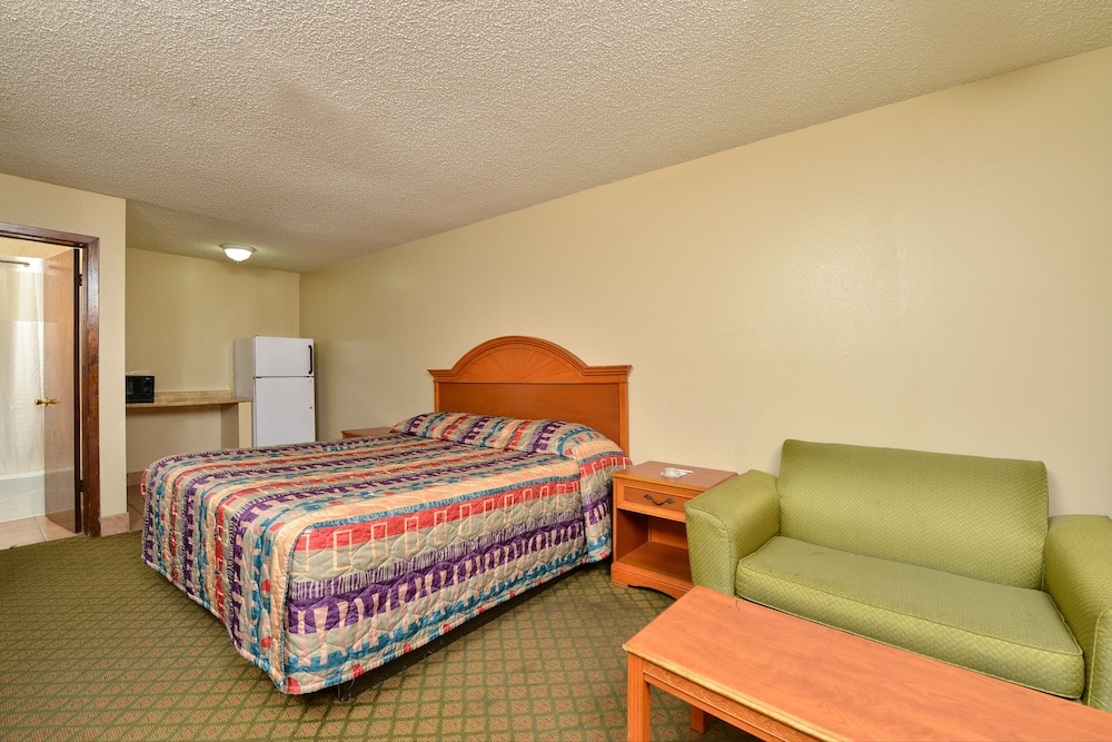 Room, 1 King Bed, Kitchenette photo 3