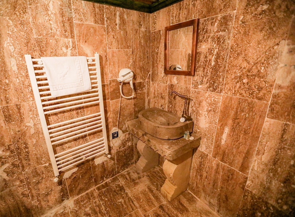 Naz Jacuzzi Deluxe Room - Photo 4