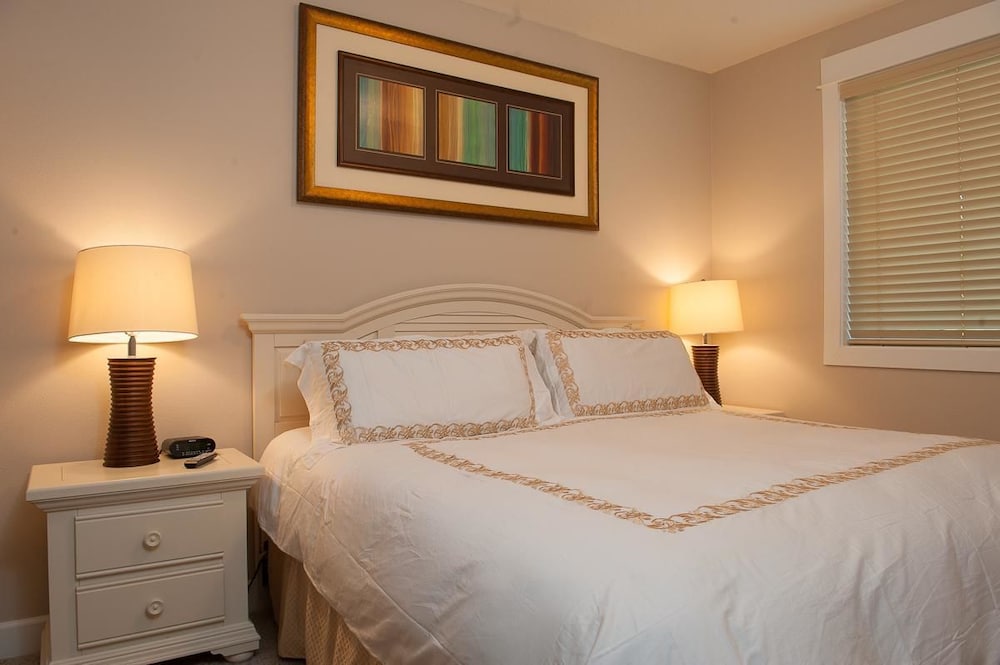 Condo, 2 Bedrooms, Ocean View, Beachfront photo 1