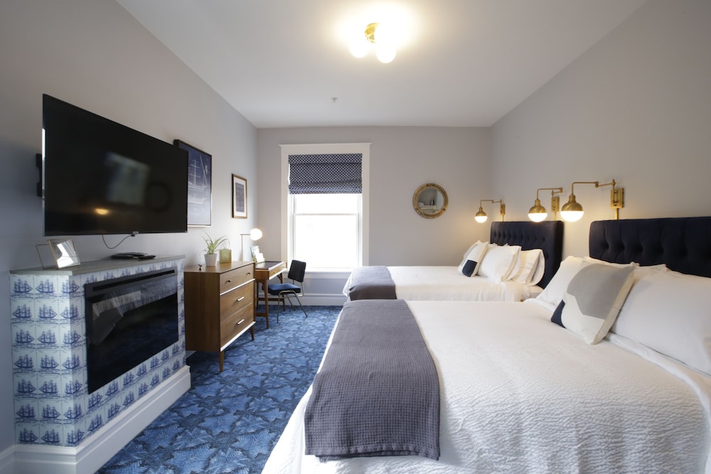 Family Room, 2 Queen Beds (301) photo 1