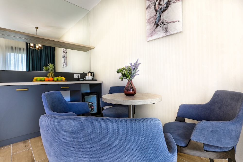Executive Suite, Pool View photo 3
