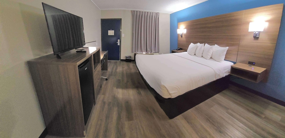 Standard Room, 1 King Bed, Accessible, Refrigerator & Microwave - Photo 3