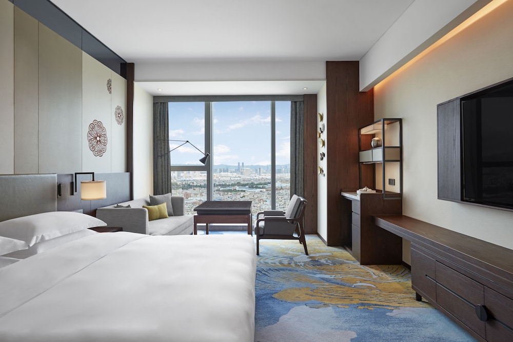 Club Room, 1 King Bed, City View - Photo 2