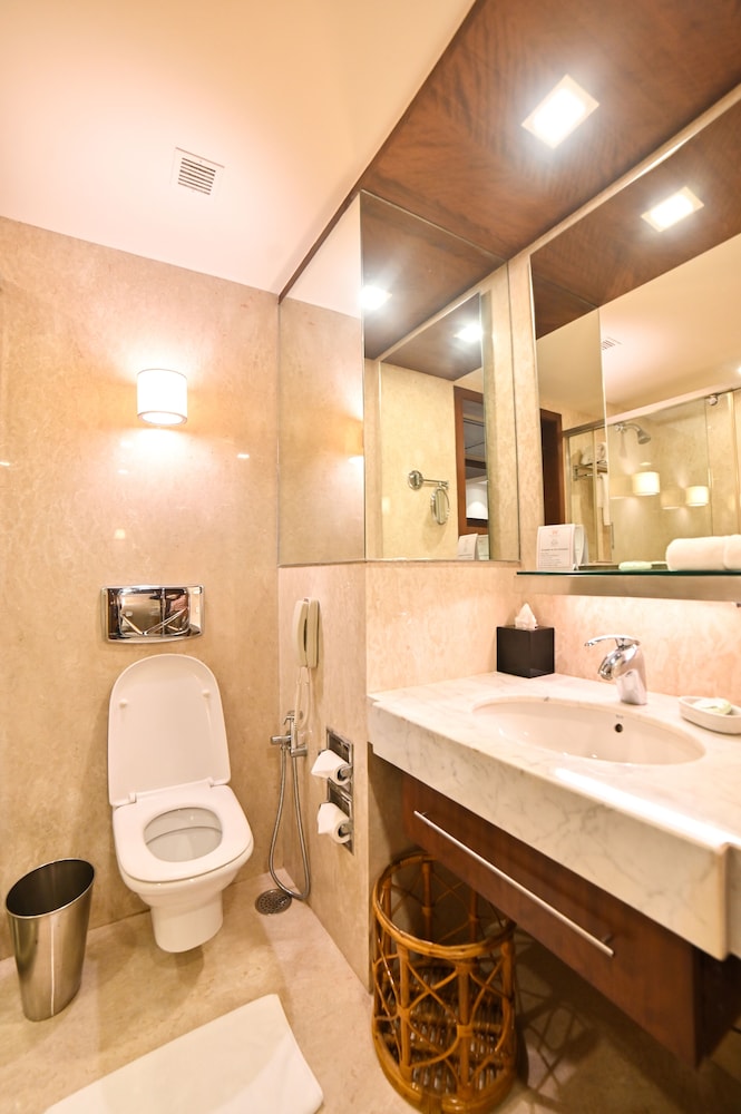 Deluxe Room, 1 King Bed (Executive Club Exclusive Double) photo 3