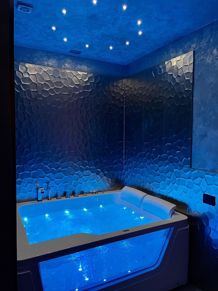 Deluxe Double Room, Jetted Tub - Photo 5