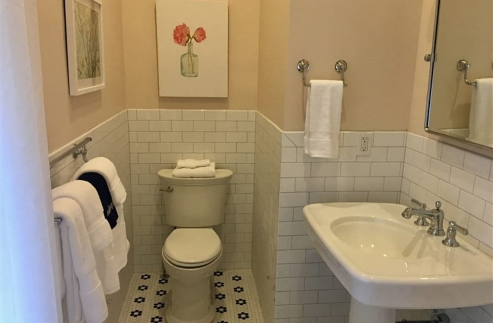 Traditional Suite, 1 Queen Bed, Private Bathroom photo 3