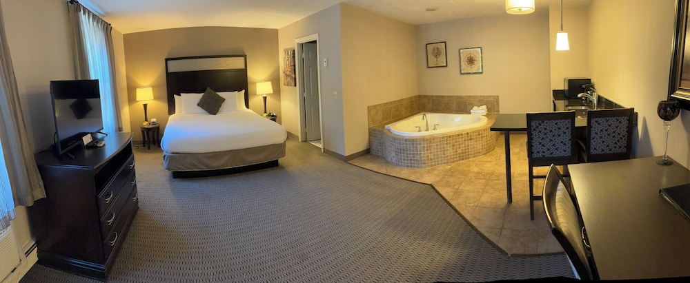 Deluxe Room, 1 King Bed, Hot Tub photo 1