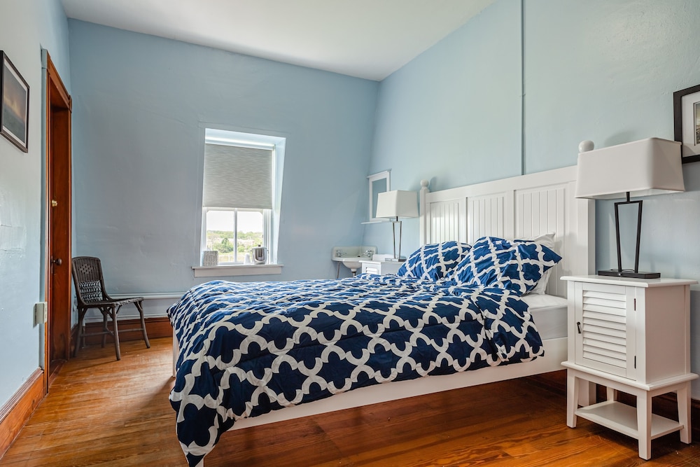 Room, 1 Queen Bed, Shared Bathroom (#7 Main Building) photo 1