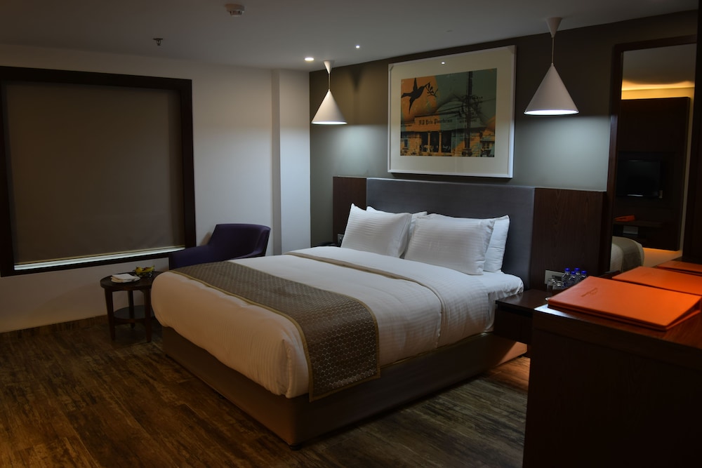 Deluxe Room, 1 Queen Bed, Non Smoking photo 2