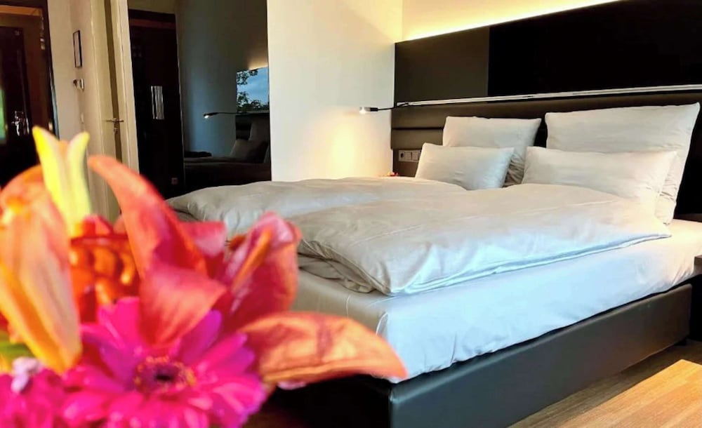 Standard Room, 1 King Bed, City View (Converts to 2 Twin Beds;WalkIn Shower) - Photo 1
