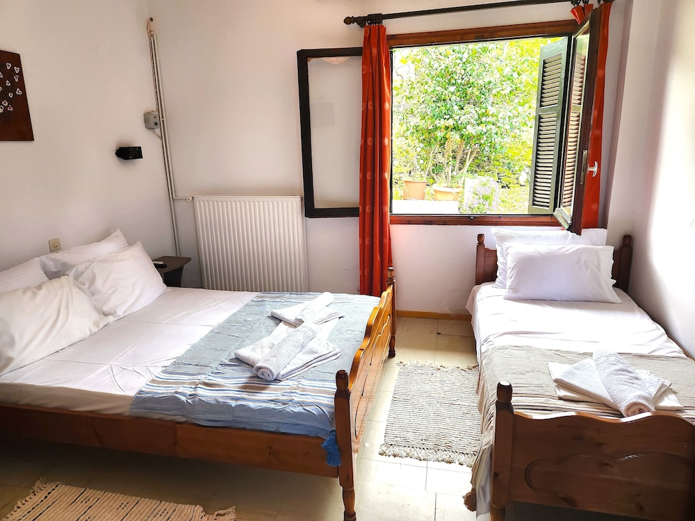 Basic Triple Room photo 3