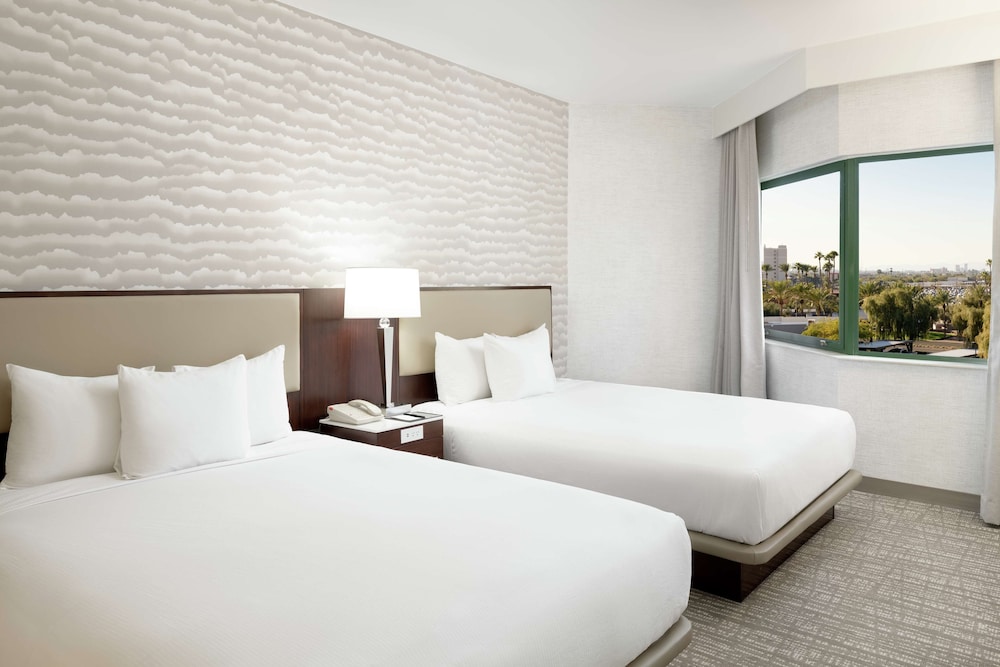 One-Bedroom Suite with Two Queen Beds & Sofa Bed photo 2
