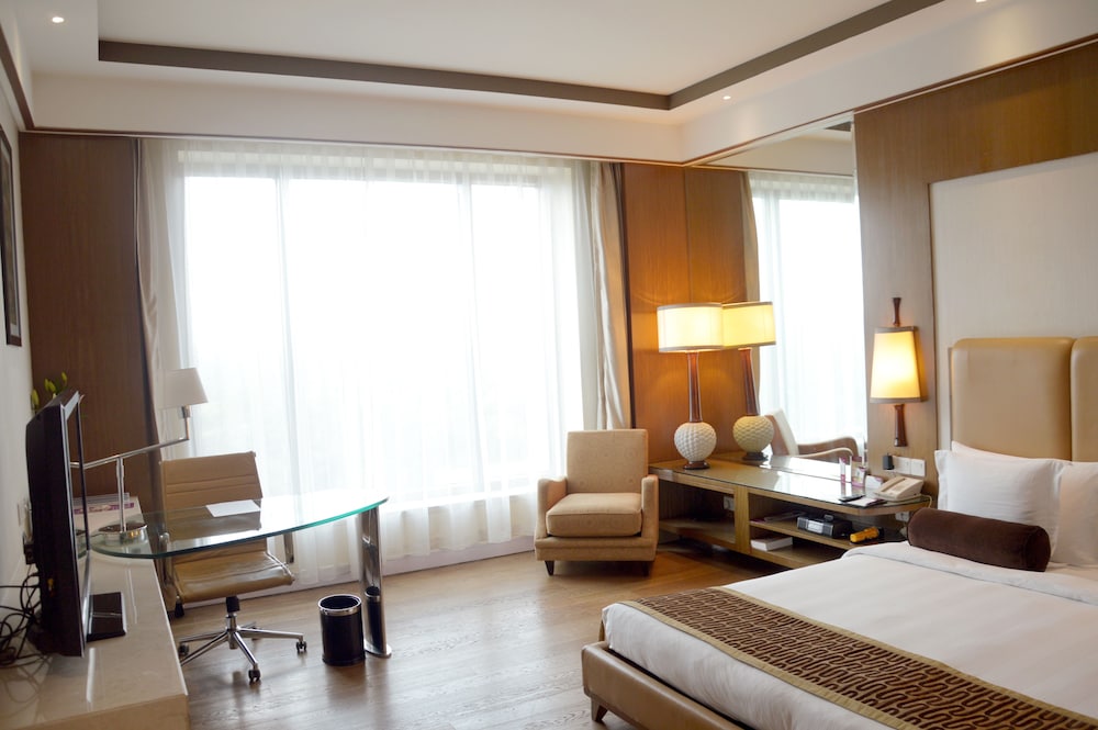 One-Bedroom Suite - Lounge Access/Smoking