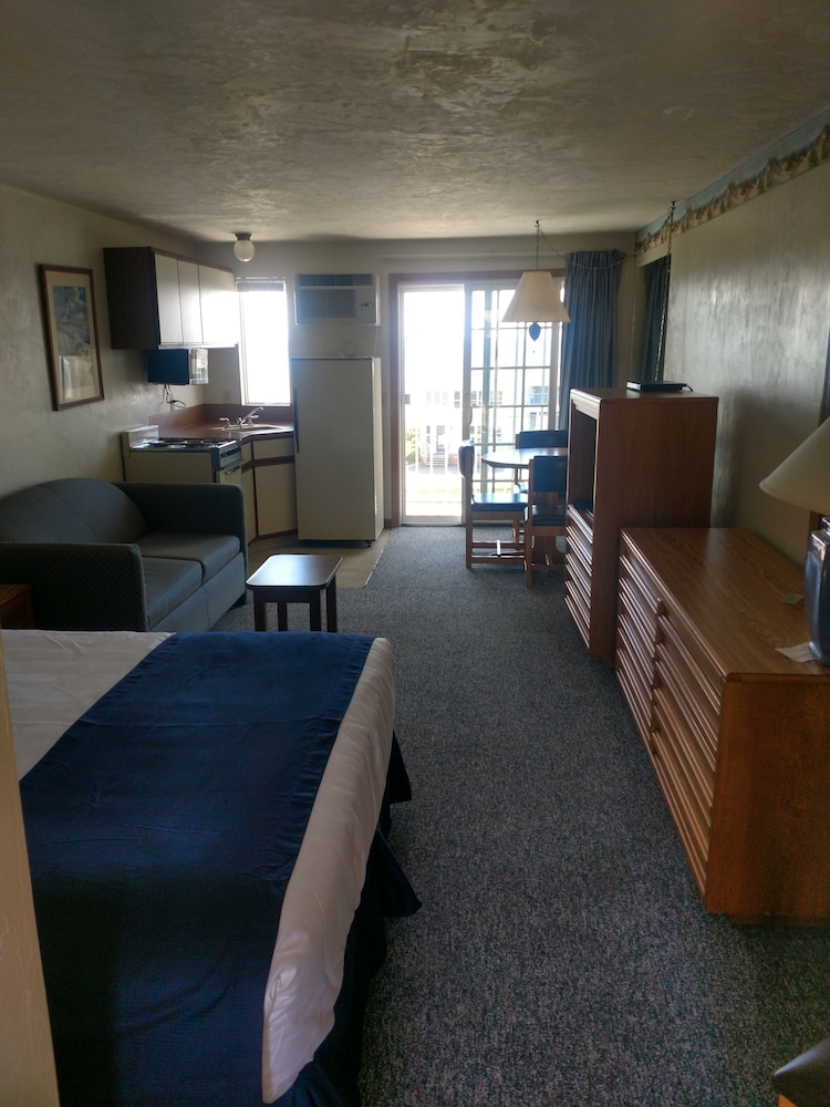 Standard Studio, 1 King Bed with Sofa bed, Balcony, Partial Ocean View photo 1