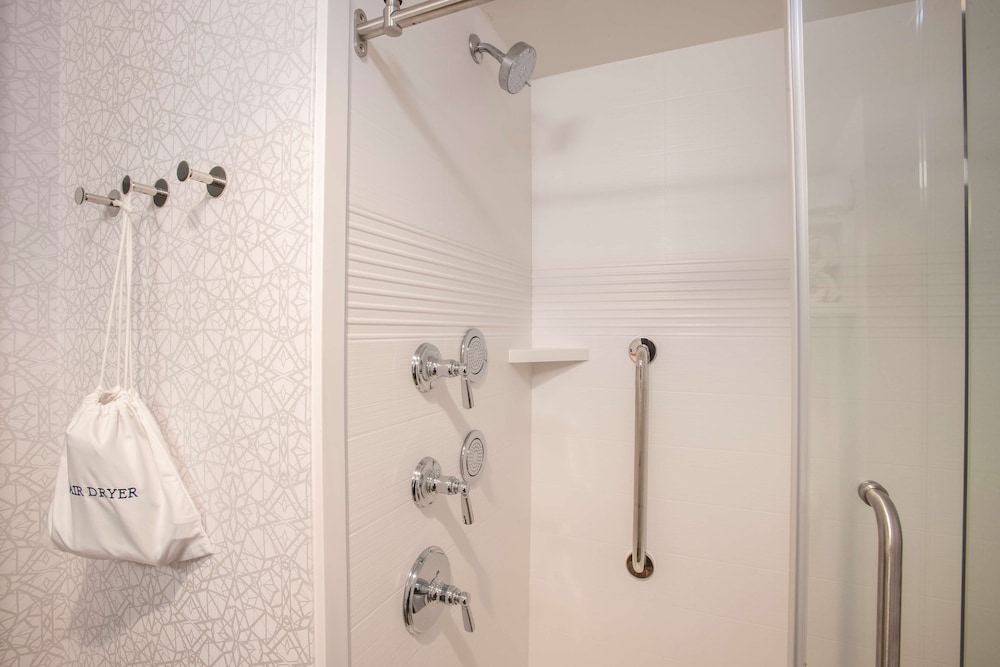 Room, 2 Queen Beds, Refrigerator & Microwave (Spa Shower) - Photo 3