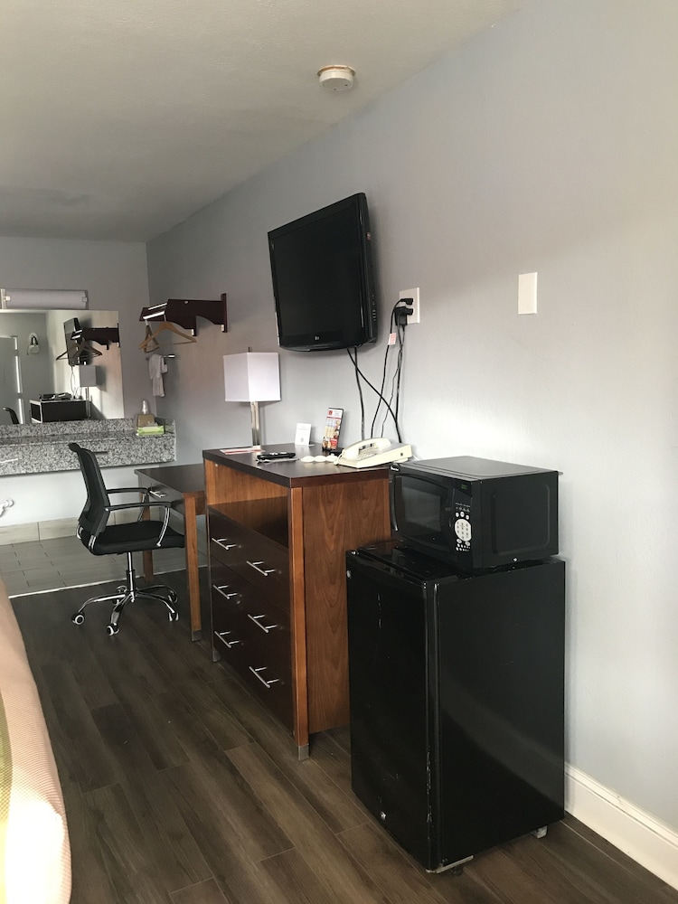 Standard Room, 2 Double Beds, Smoking - Photo 7