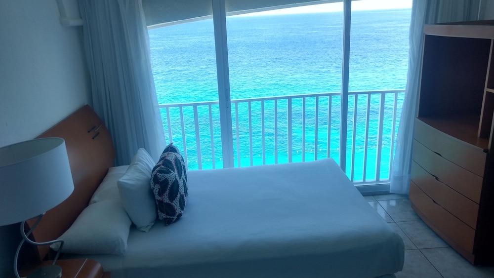 Deluxe Ocean Front  - 2 double beds - Photo 5