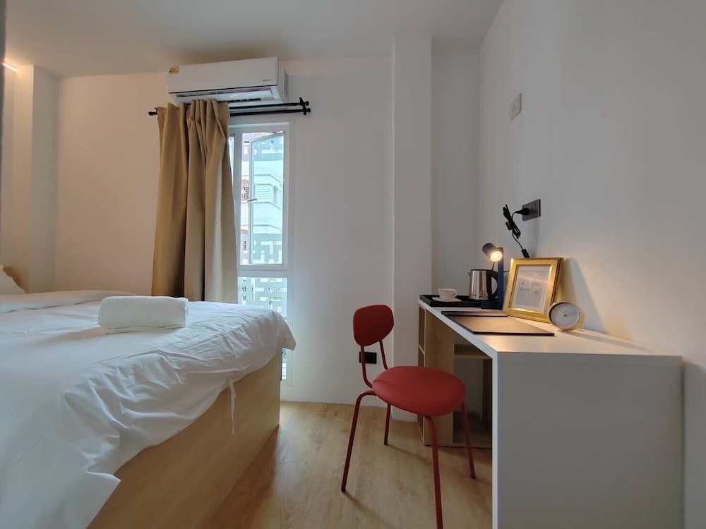 Compact Single Room with Window photo 2