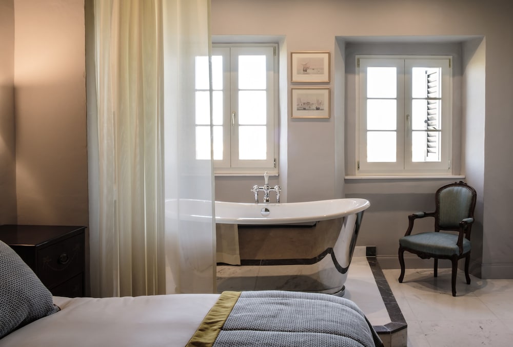 Deluxe Suite - Photo 5