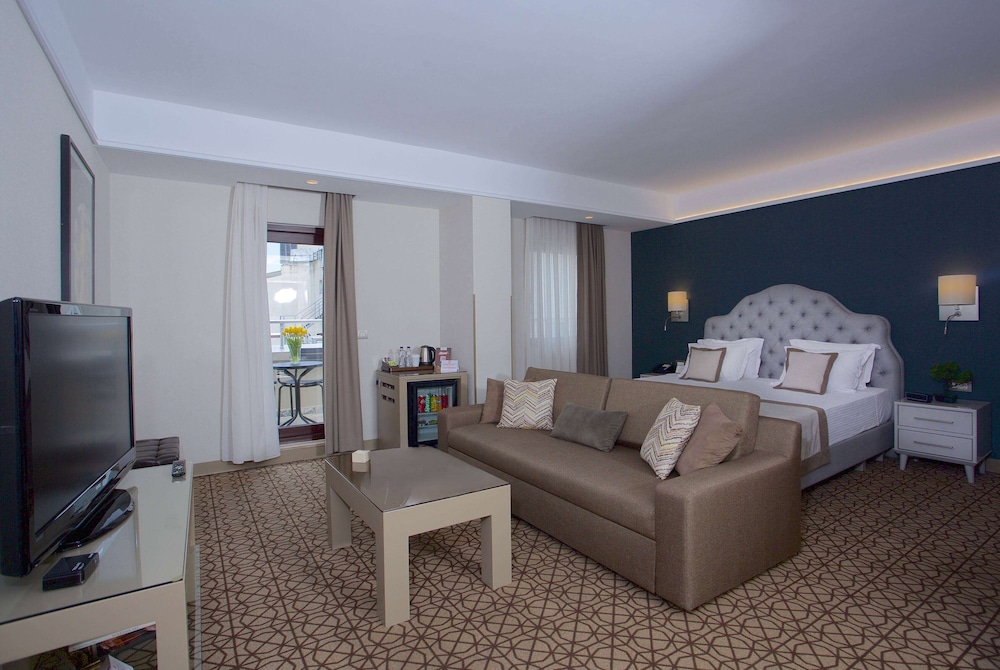 Suite, 1 King Bed photo 1