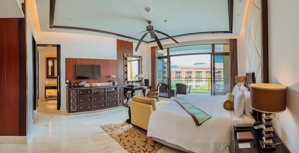 Grand Room, 1 King Bed, Ocean View - Photo 6