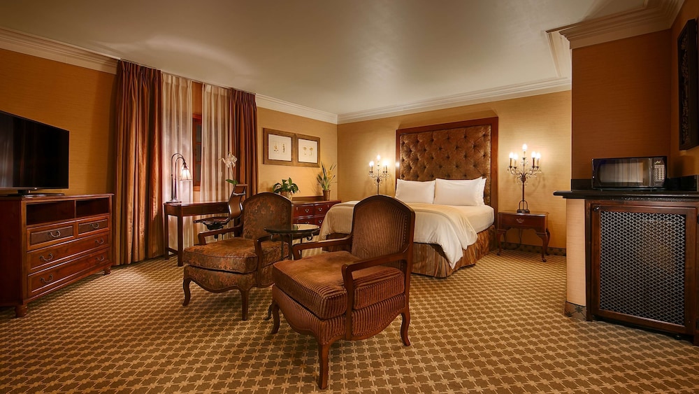 Suite, 1 King Bed, Balcony, City View