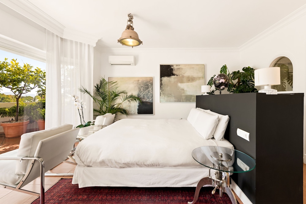 Deluxe Suite, 1 King Bed, Mountain View