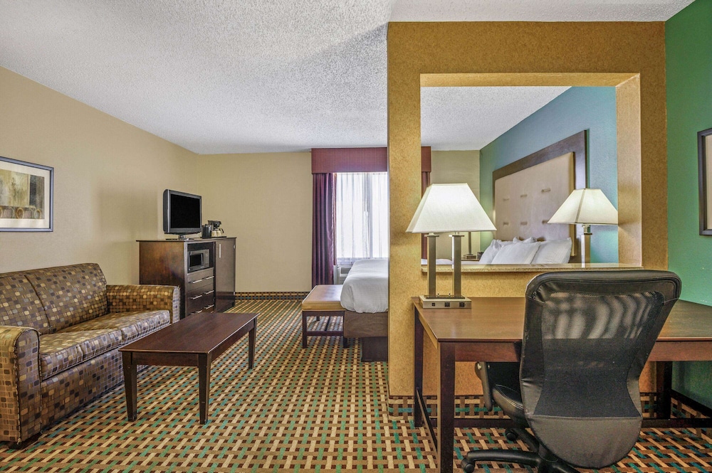 Deluxe Room, 1 King Bed, Non Smoking photo 3