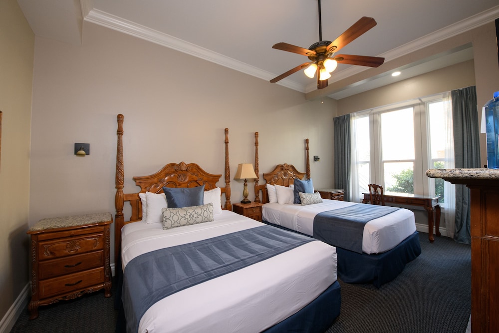 Room, 2 Queen Beds, Fireplace, City View photo 3