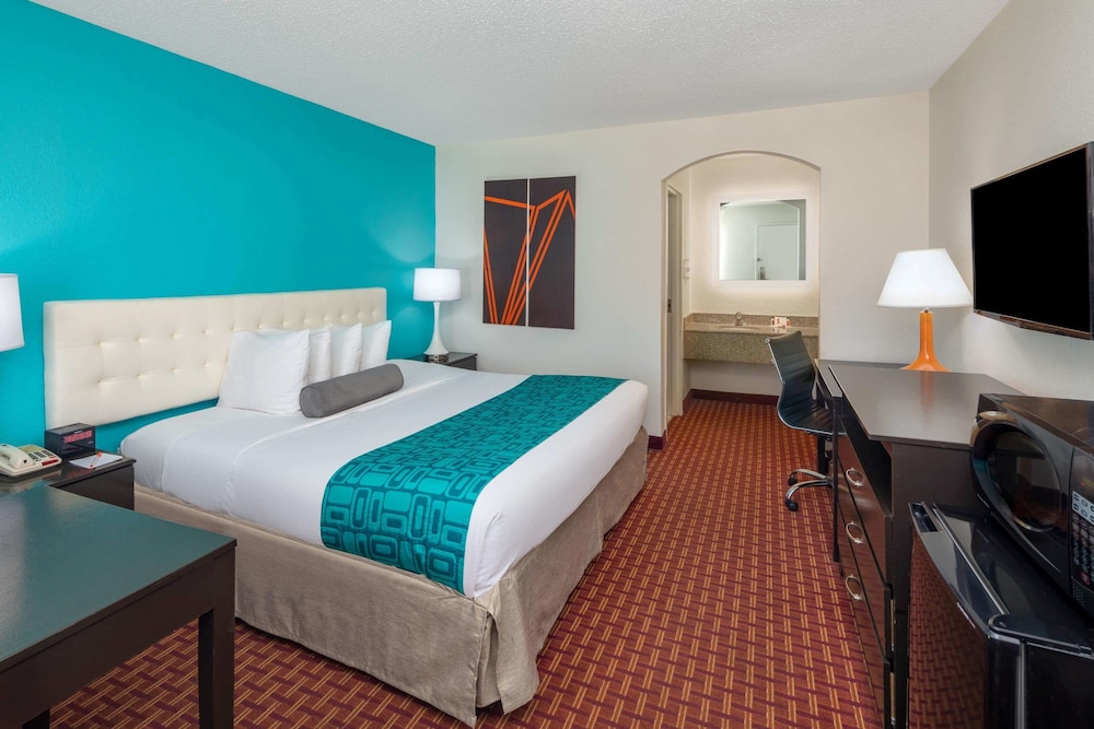 Room, 1 Queen Bed, Accessible, Non Smoking (Mobility Accessible) - Photo 3