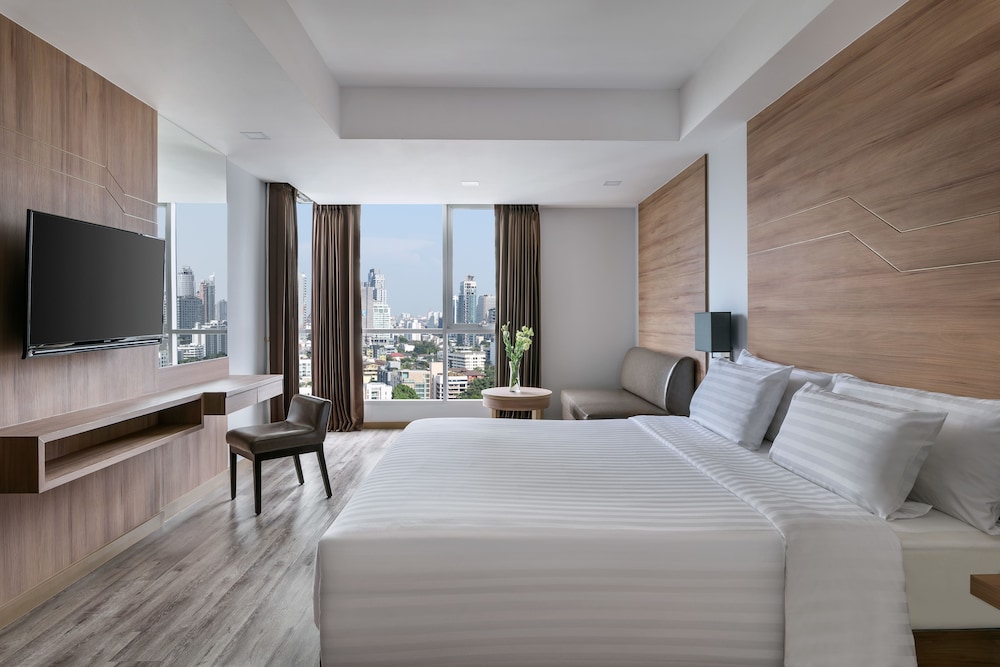 Deluxe Suite, 1 King Bed, City View photo 3
