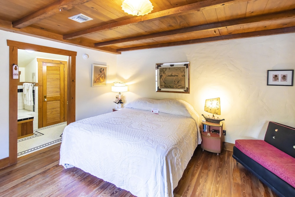Deluxe Suite (Romance)