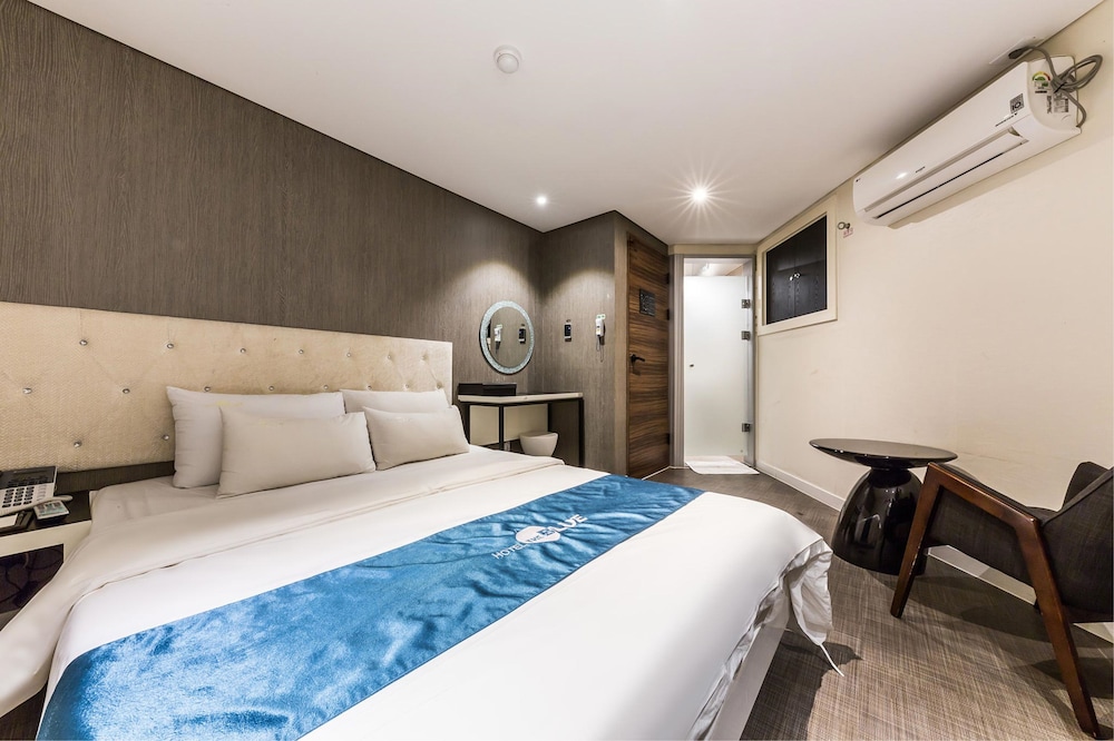 Deluxe Room, 1 Queen Bed, Smoking, Bathtub