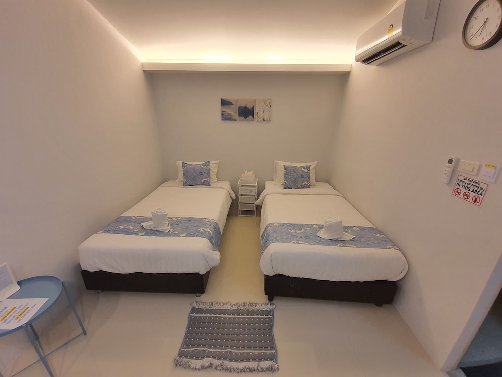 Private Twin Room with Shared Bathroom - Photo 8
