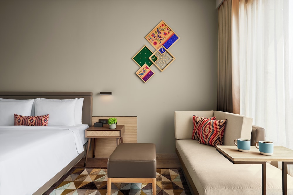 Basic Room, 1 King Bed, Pool View photo 1