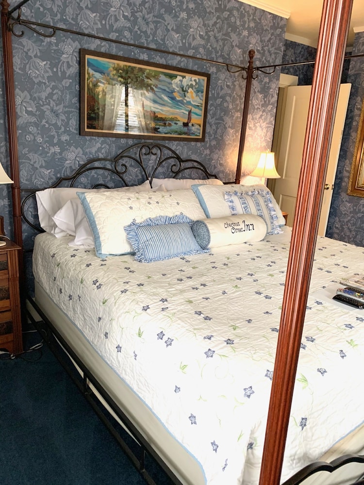 Standard Room, 1 King Bed, Non Smoking (Blue Room) photo 2