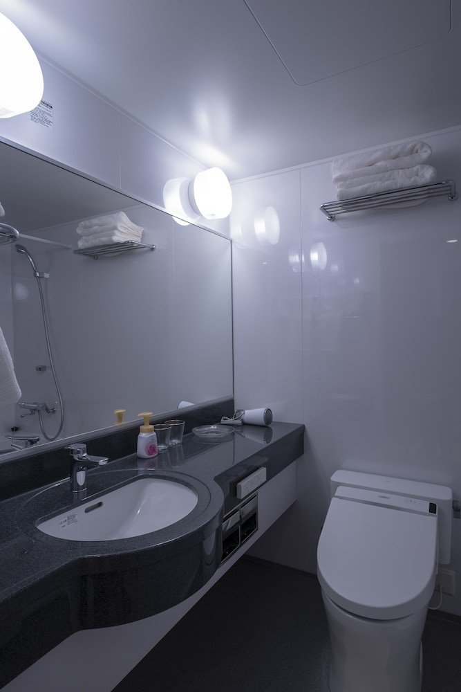 Basic Room, 1 Double Bed, Non Smoking (D, semi-basement) photo 3