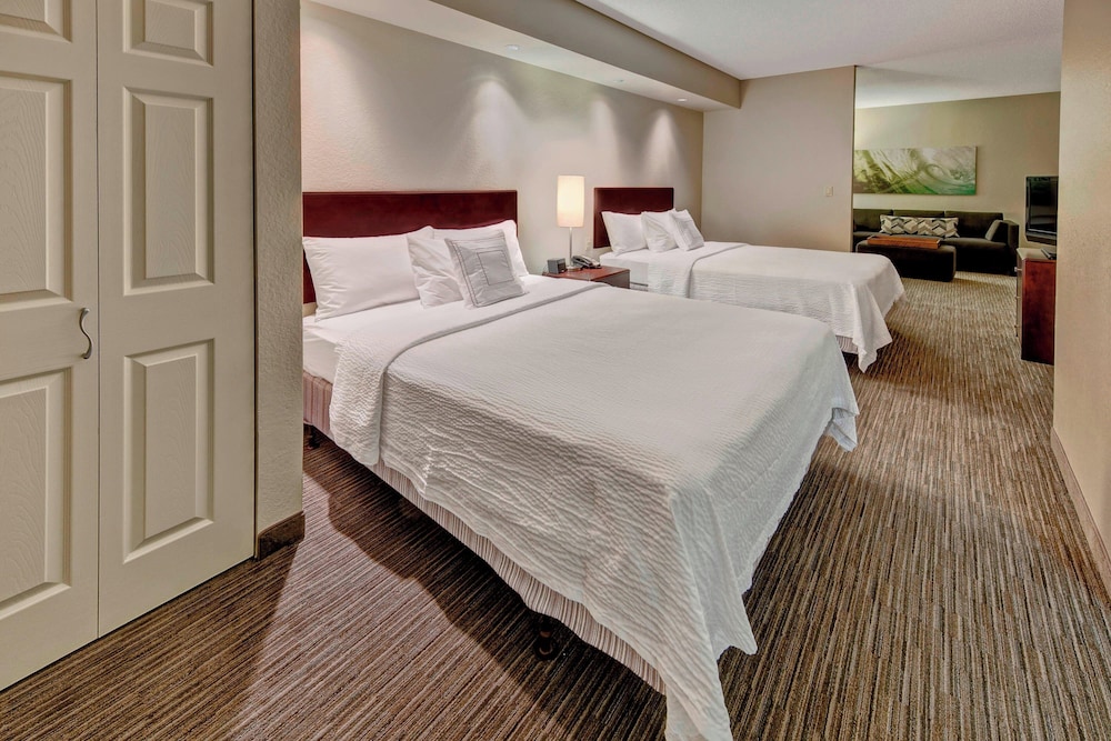 Studio, Multiple Beds (Mobility/Hearing Access, Roll-in Shwr) photo 2