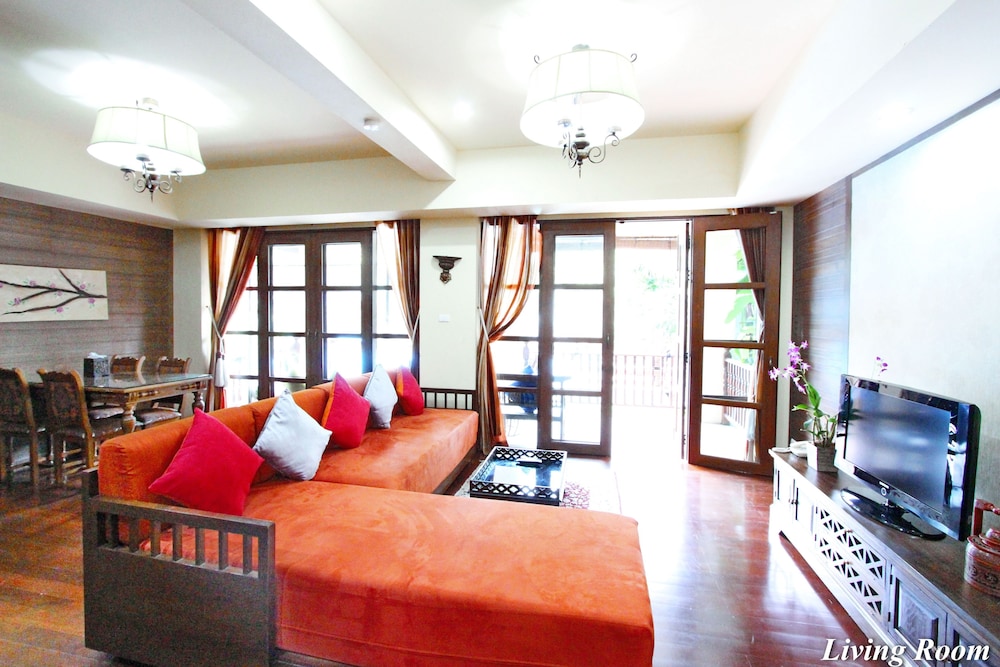 Suite, 2 Bedrooms, Jetted Tub - Photo 8
