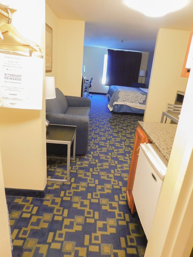 Suite, Smoking photo 2
