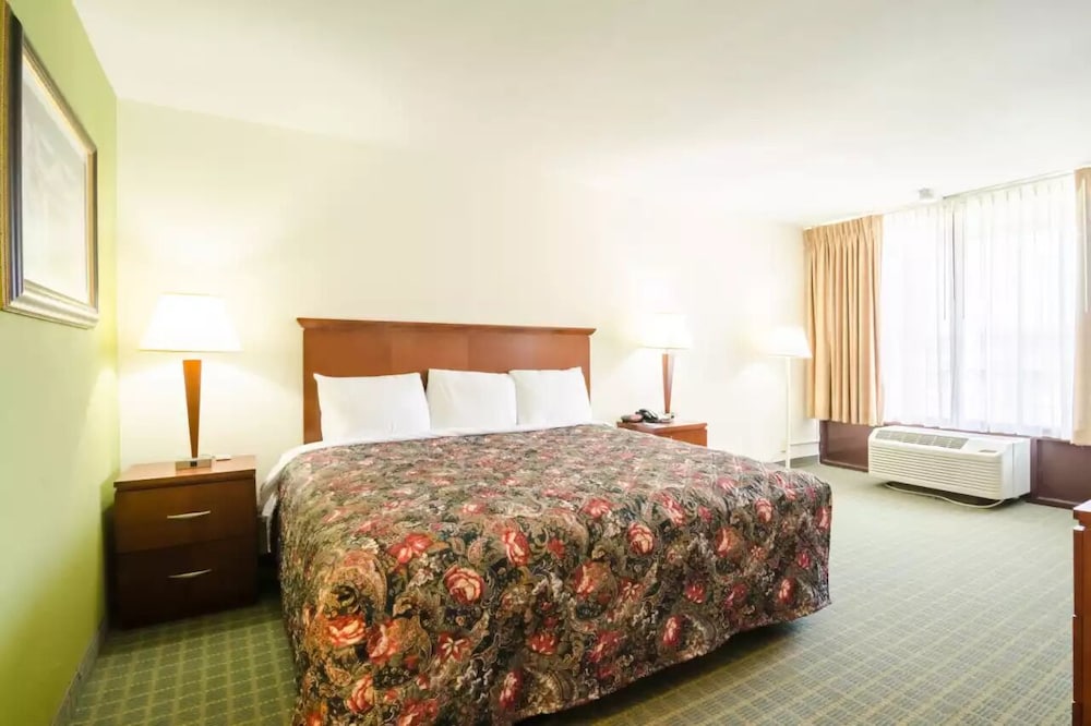 Family Suite, 1 King Bed with Sofa bed, Smoking - Photo 1