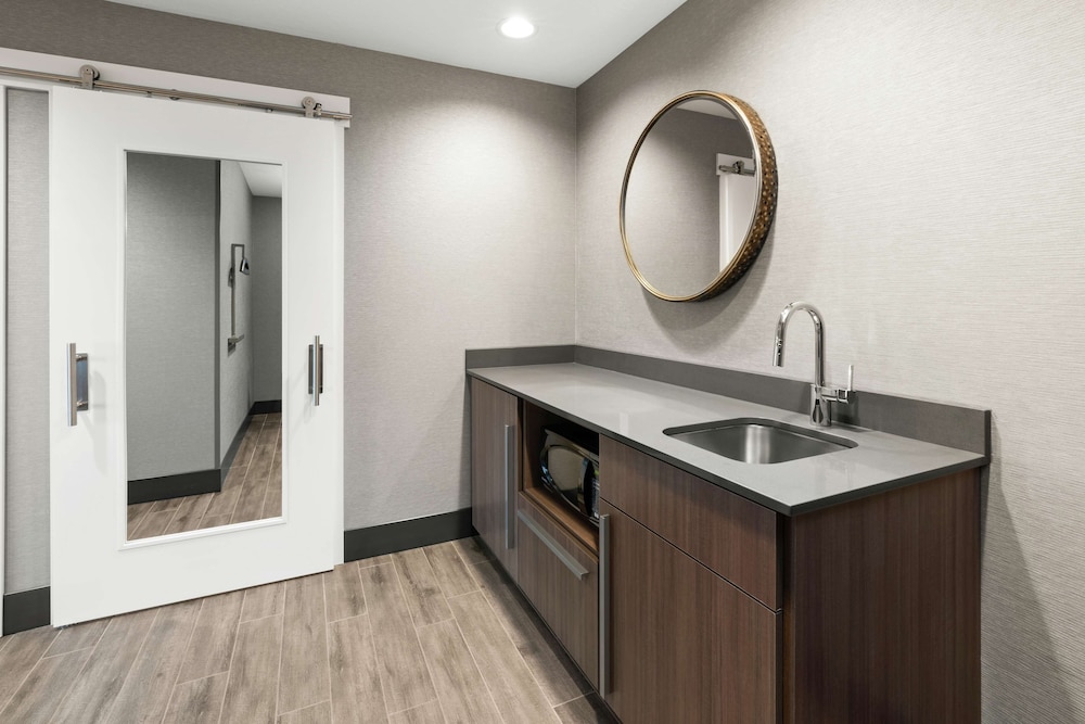 Suite, 1 King Bed, Accessible, Refrigerator & Microwave (Hearing) - Photo 4