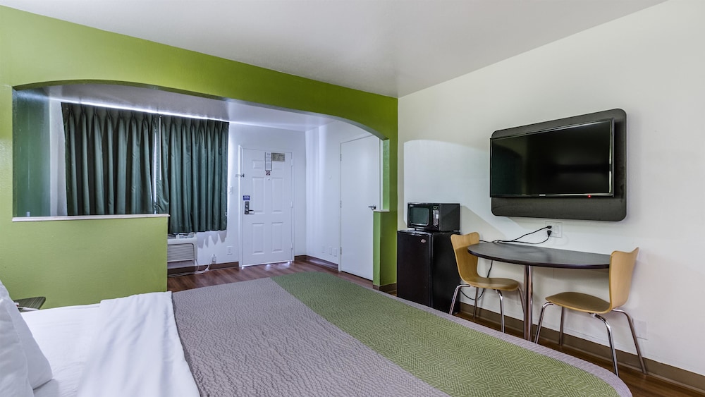 Deluxe Room, 1 King Bed, Non Smoking, Refrigerator & Microwave - Photo 6