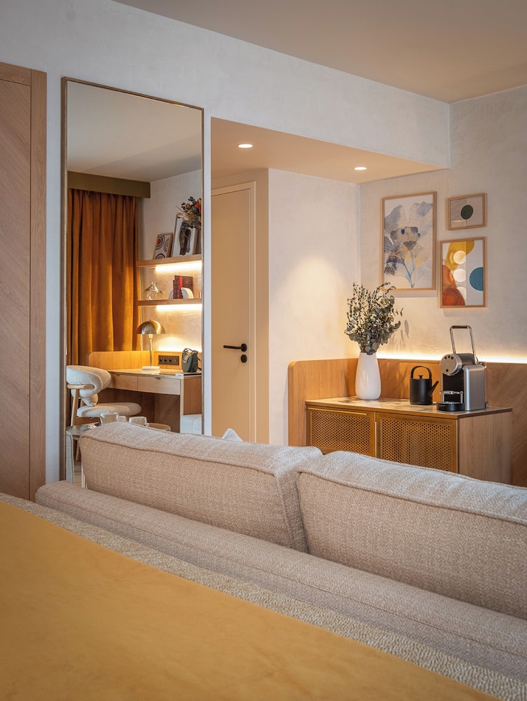 Deluxe Room thumbnail 6
